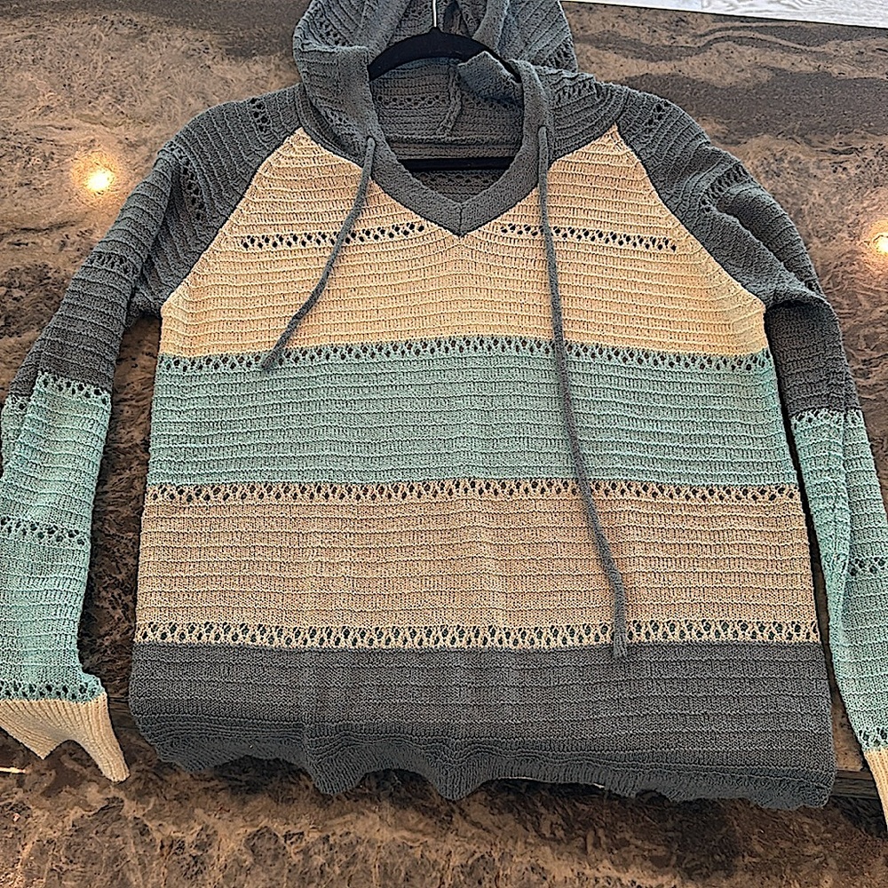 Women’s medium sweatshirt hoodie with drawstring